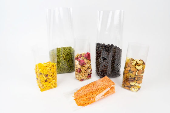 Sacs en plastique PLA compostables sur une surface lisse en relief