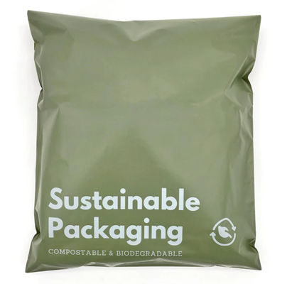 L'usine est basée sur des sacs postaux compostables noirs.