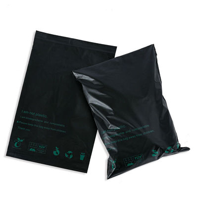 L'usine est basée sur des sacs postaux compostables noirs.